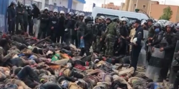 Los migrantes del lado marroquí de la valla tras el asalto del 24 de junio.