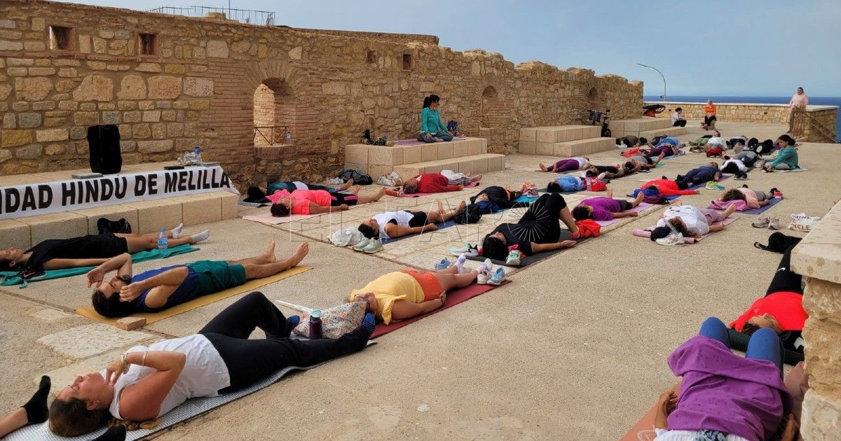 Celebran el Día Internacional del Yoga con un taller en el Fuerte Victoria Chica