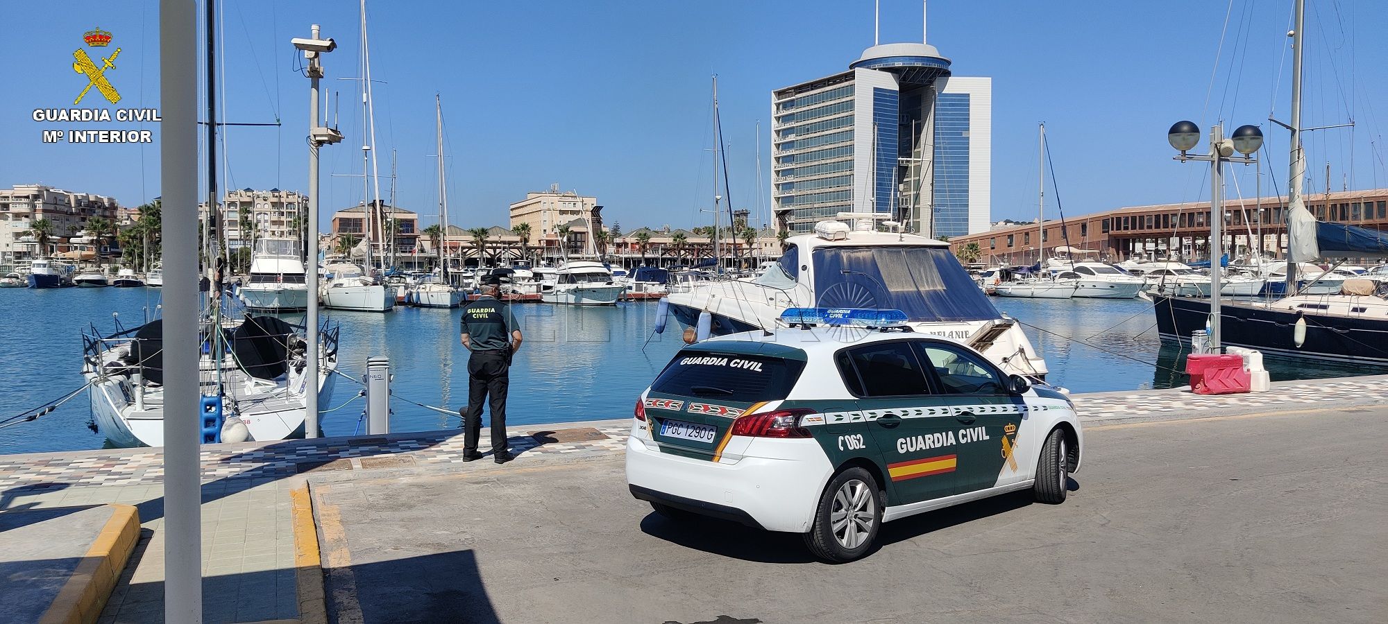 Un joven golpea a un técnico del 061 en el puerto deportivo