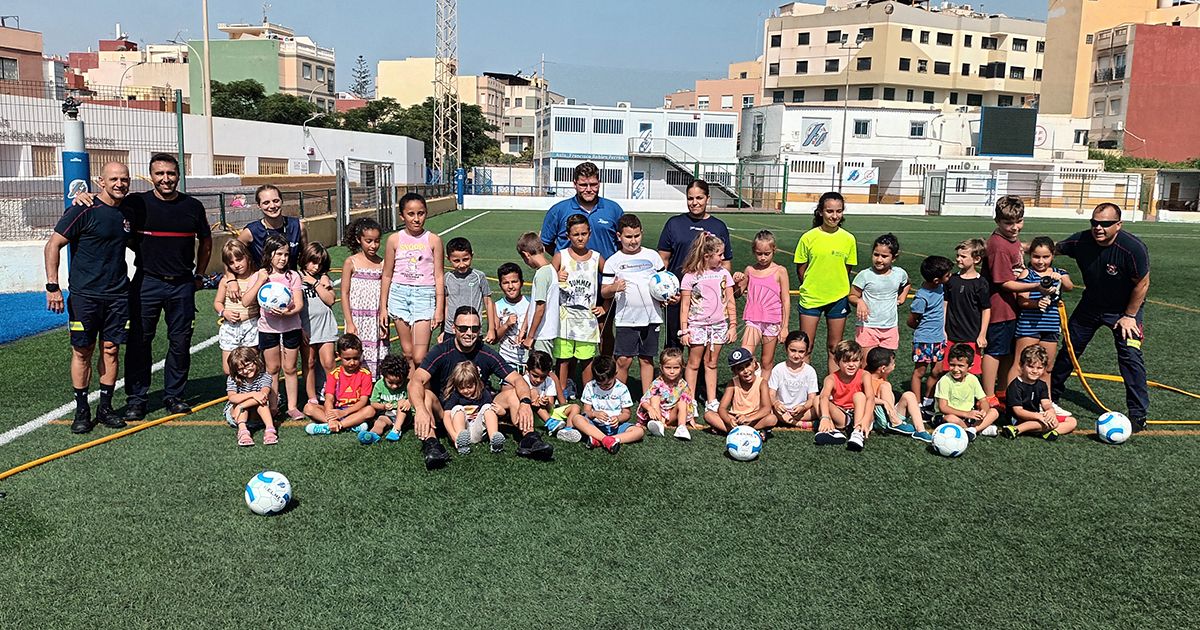 Los bomberos visitan el Campamento Recreativo de la Real Federación Melillense de Fútbol