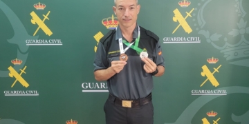 El agente de la Benemérita, Miguel Puertas Bretones, posa con algunas de las preseas conseguidas este año.