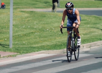 El triatleta durante el segmento de bicicleta.