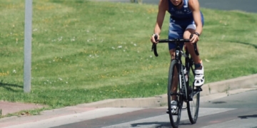 El triatleta durante el segmento de bicicleta.