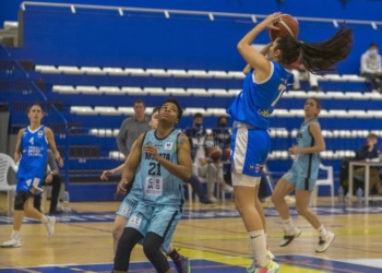 Ana Jiménez tira a canasta durante uno de los partidos del pasado curso.