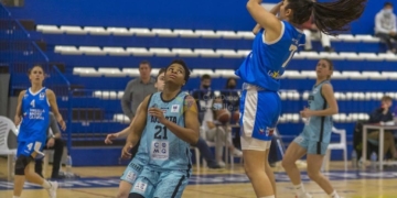 Ana Jiménez tira a canasta durante uno de los partidos del pasado curso.