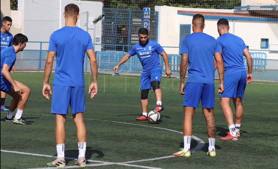 Las altas temperaturas, protagonista del trabajo de pretemporada de la UD Melilla