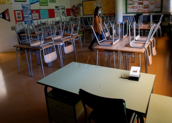 GRAFCAT6812. BARCELONA, 19/05/2020.- Vista de un aula vacía de la Escola l'Estel de Barcelona este martes cuando ha comenzado la preinscripción en los colegios e institutos de Cataluña para el próximo curso, a la espera de que se definan las condiciones para la reapertura de las escuelas. EFE/Quique García