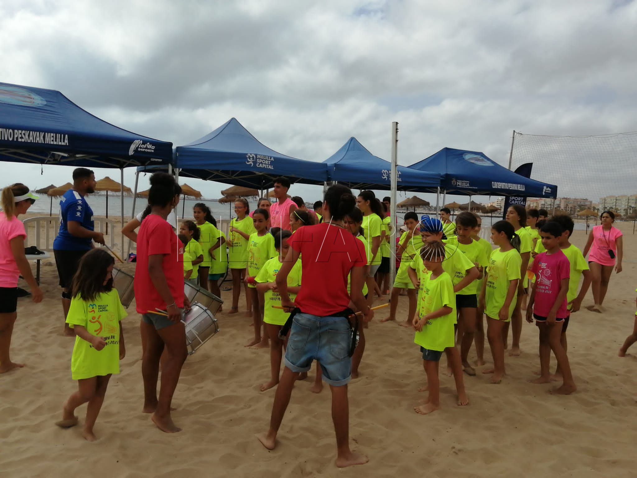La Batucañada visita el campus de voley playa