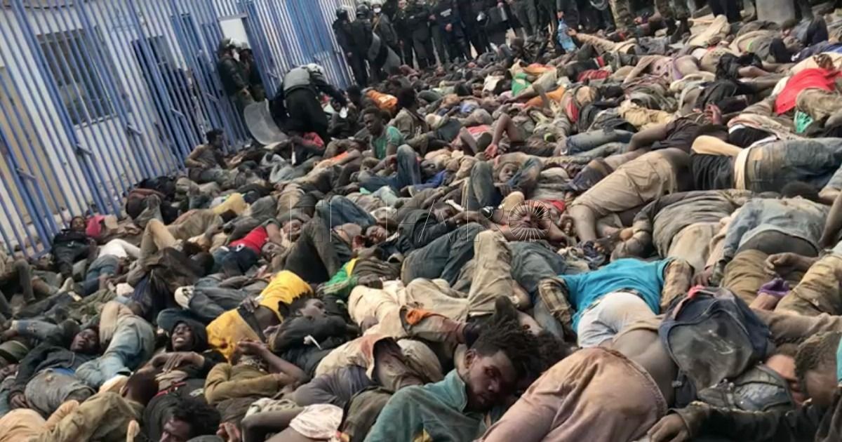 Migrantes acusados niegan cargos ante el juez, que este martes dicta sentencia