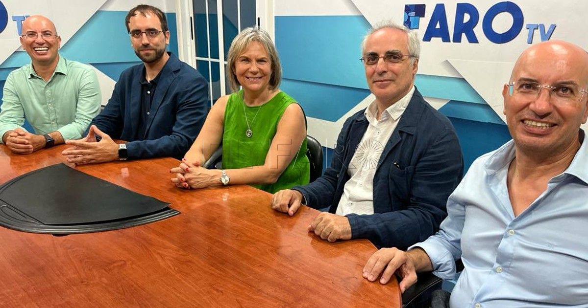 Rosa Martín Aranda junto a los cuatro investigadores principales del proyecto.