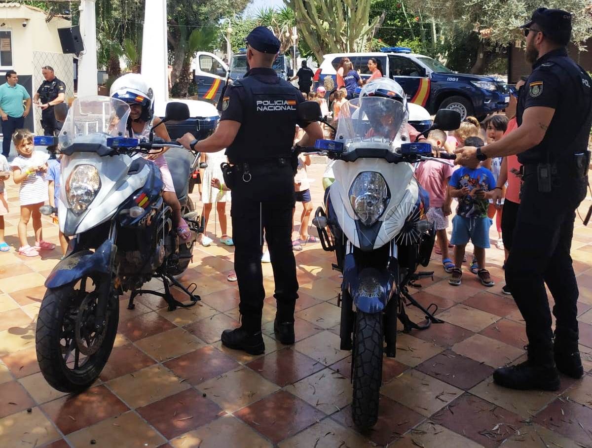 La Policía realiza una exhibición en el campamento de verano del V Pino