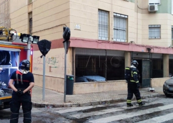 Pequeño incendio en un garaje de Las Palmeras.