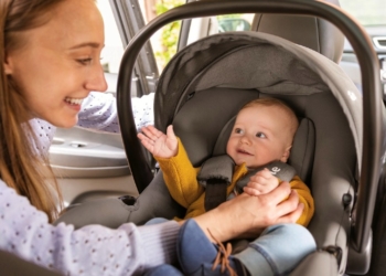 Es fundamental proteger al bebé de las temperaturas elevadas durante los viajes en coche.