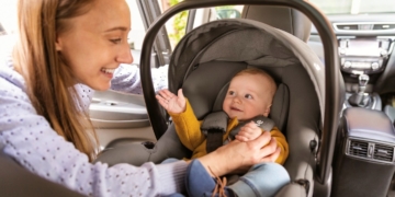 Es fundamental proteger al bebé de las temperaturas elevadas durante los viajes en coche.