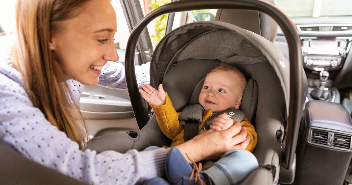 Es fundamental proteger al bebé de las temperaturas elevadas durante los viajes en coche.
