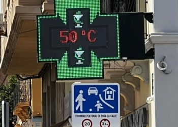 El termómetro de la calle General Villalba, de El Real, marcaba 50 grados este 26 de julio a las dos de la tarde.