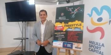 Rachid Bussian durante la presentación del espectáculo de Freestyle que se va a celebrar mañana por la noche en la Playa de San Lorenzo.