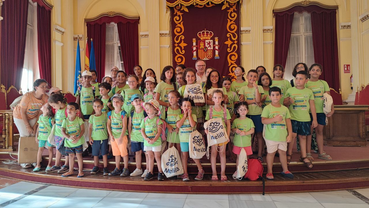 Niños y niñas del campamento M. M. Inserción visitan la Asamblea