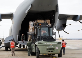 Un avión carga ayuda para Ucrania en la Base Aérea de Torrejón en febrero de 2022. Foto: lamoncloa.gob.es