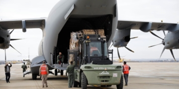 Un avión carga ayuda para Ucrania en la Base Aérea de Torrejón en febrero de 2022. Foto: lamoncloa.gob.es