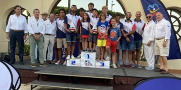 El equipo de regatas del Real Club Marítimo de Melilla posaba al final del acto con los trofeos conseguidos en las clases Optimist e Ilca.