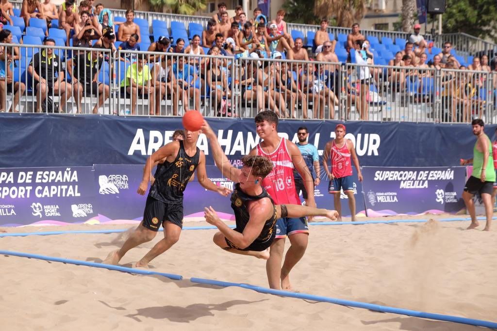 Intensa jornada la Supercopa de España de balonmano playa en la playa de San Lorenzo