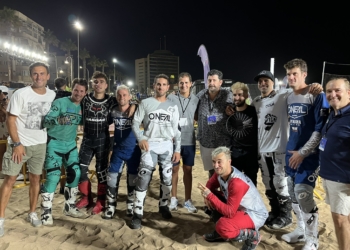 Melilla se vuelca con el espectáculo del Freestyle Motocross