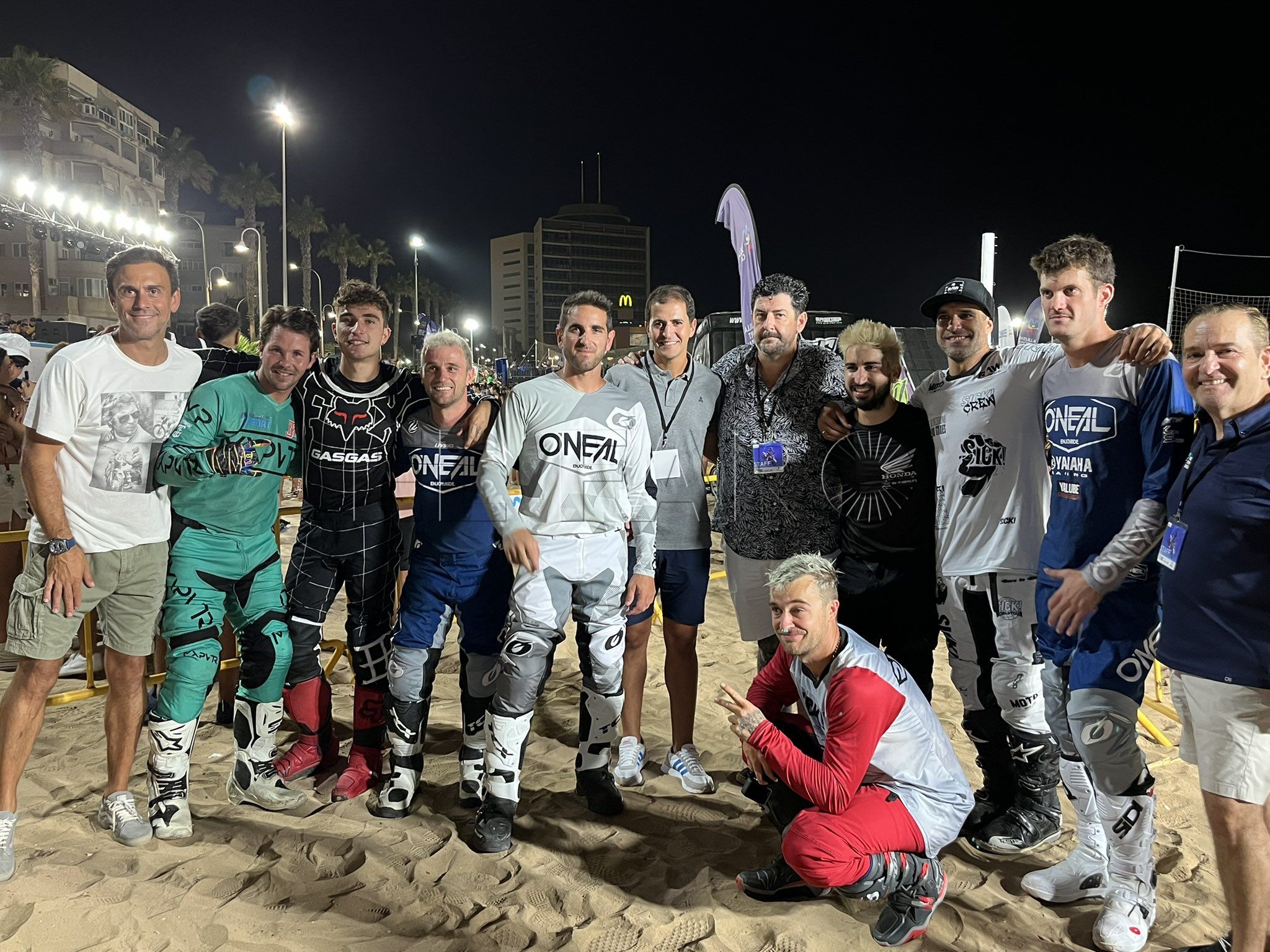 Melilla se vuelca con el espectáculo del Freestyle Motocross