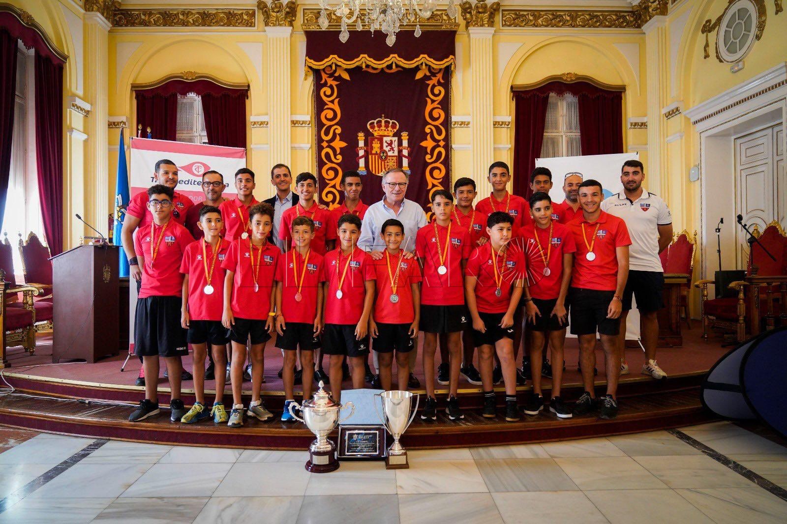 La Peña Real Madrid y el Rusadir alevín de fútbol playa, en el Salón Dorado