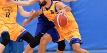 El nuevo jugador, con la elástica canaria.