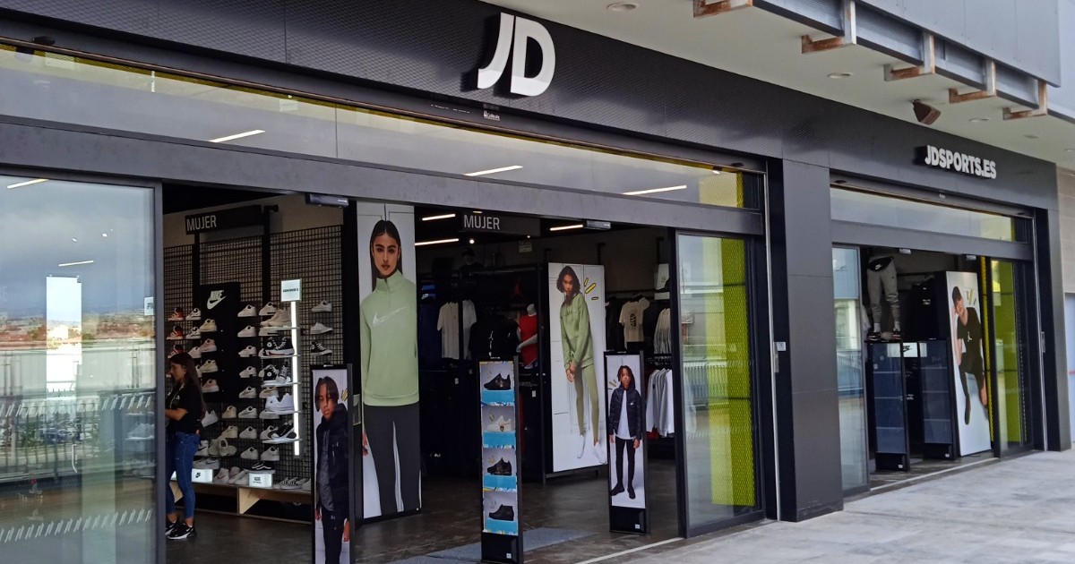 Abre un nuevo local de ropa de deportes en el centro comercial de Melilla