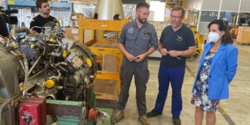 La ministra de Defensa, Margarita Robles, de visita en las instalaciones de la Maestranza Aérea de Albacete este 22 de agosto. Foto: Twitter del Ministerio de Defensa.