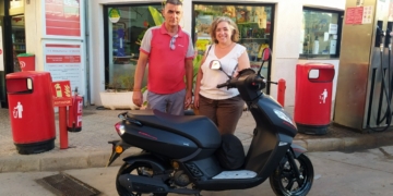 Delia Pardo junto al gerente de la gasolinera. Foto: Twitter.