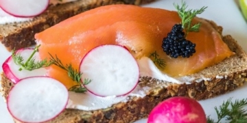 Smorrebrød con salmón ahumado. Foto: Royal.