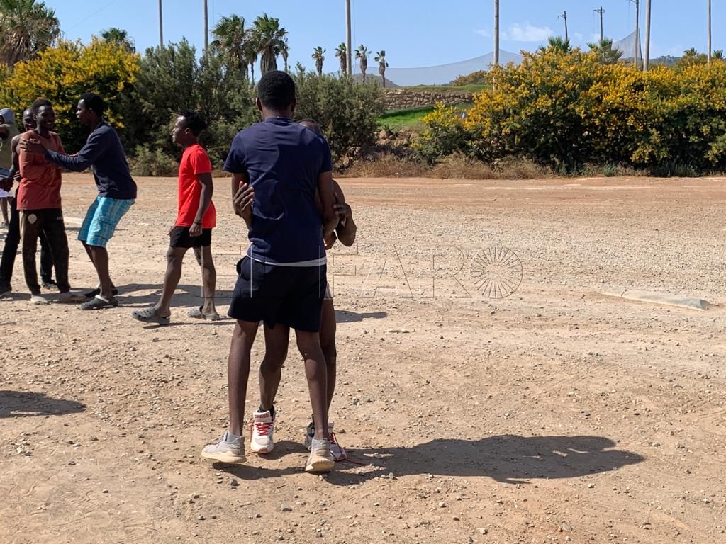 Dos años y medio de cárcel a 13 emigrantes por el salto de valla del 24J