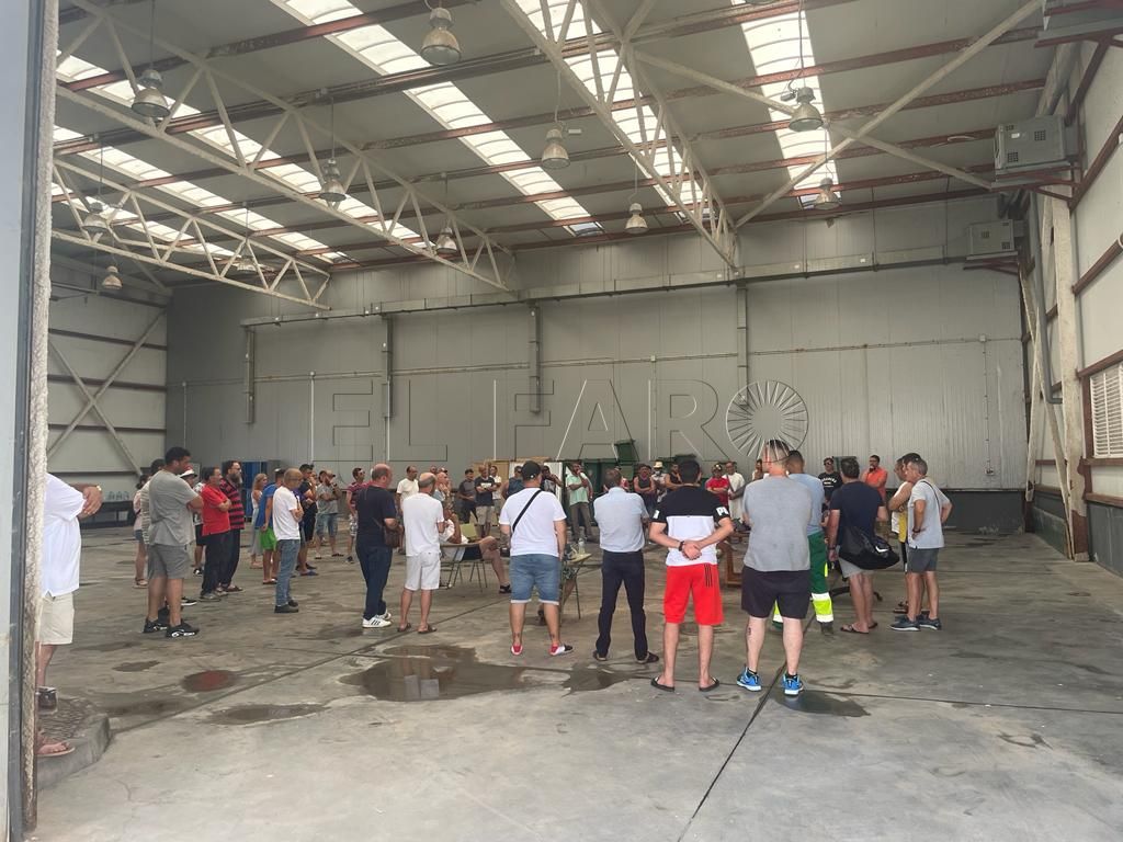 La empresa de limpieza impide a los trabajadores celebrar la asamblea en el Dique Sur