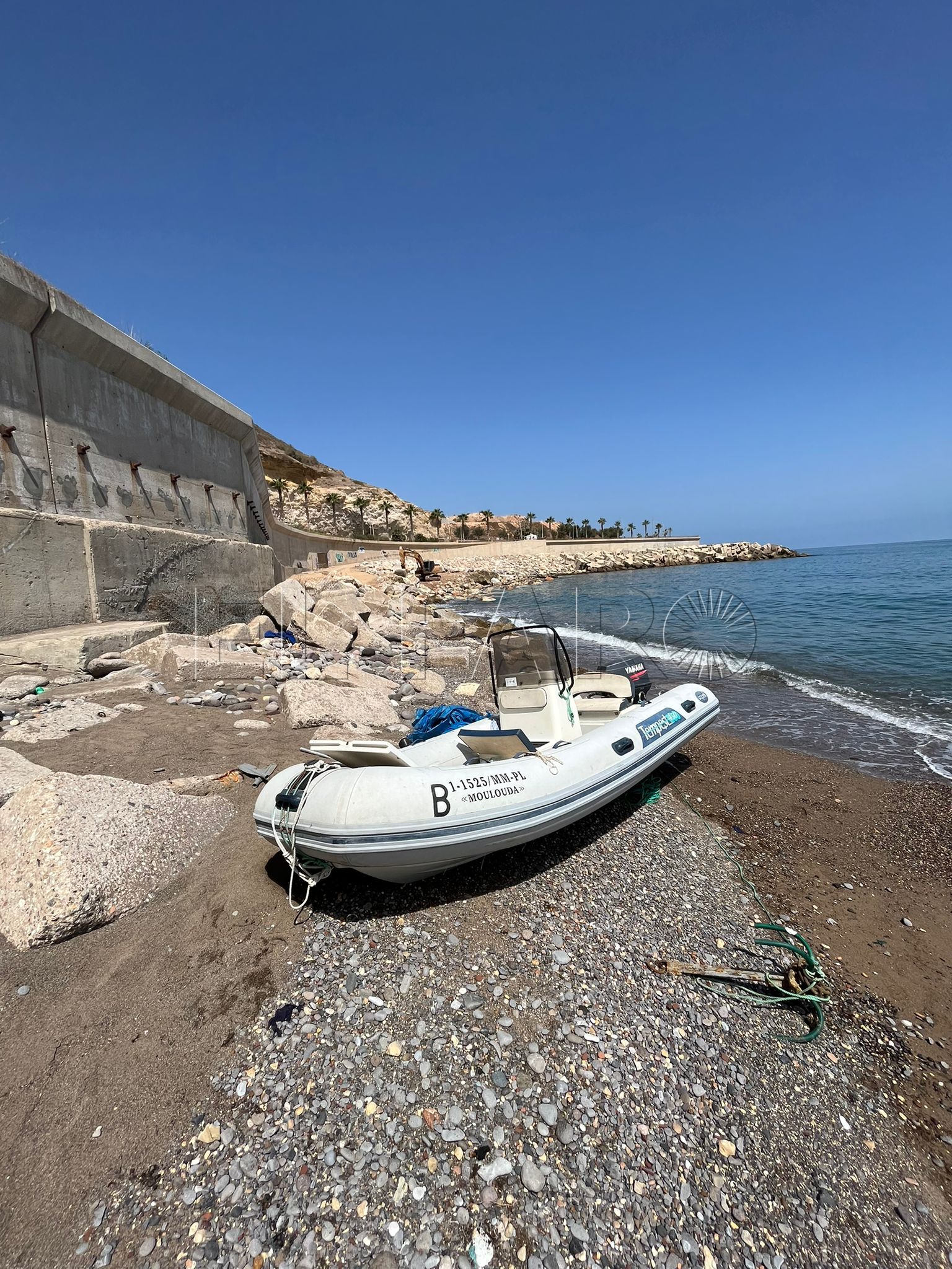 La última patera sigue varada en la playa de Horcas Coloradas