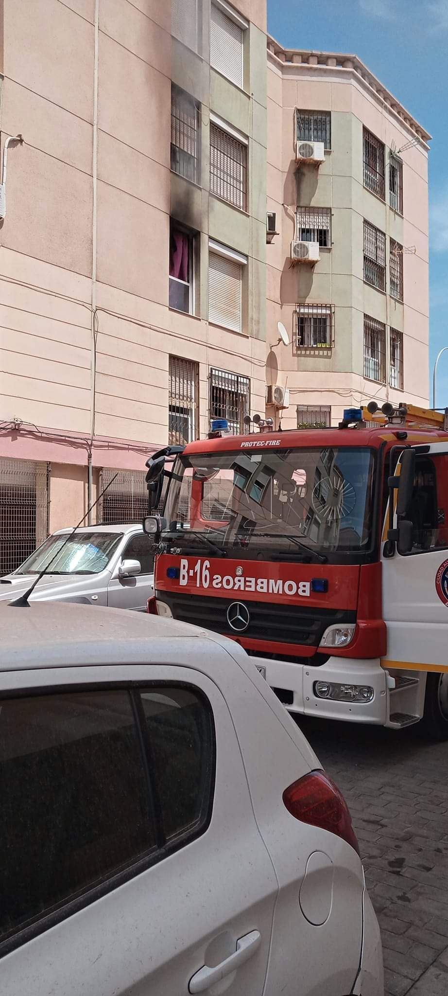 Los Bomberos sofocan un incendio en Las Palmeras