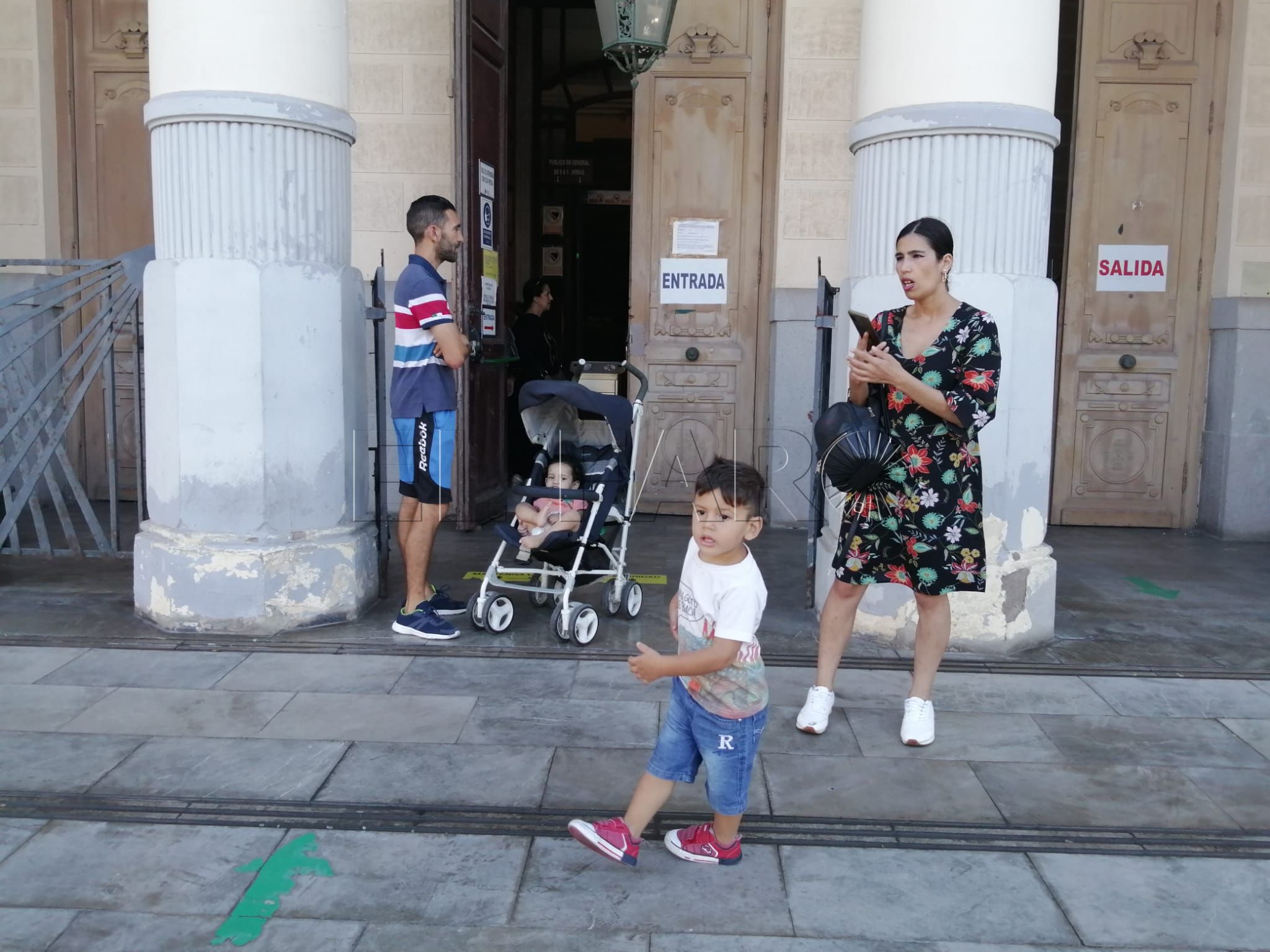 Un contratista se ofrece a arreglar gratis la casa quemada en Las Palmeras