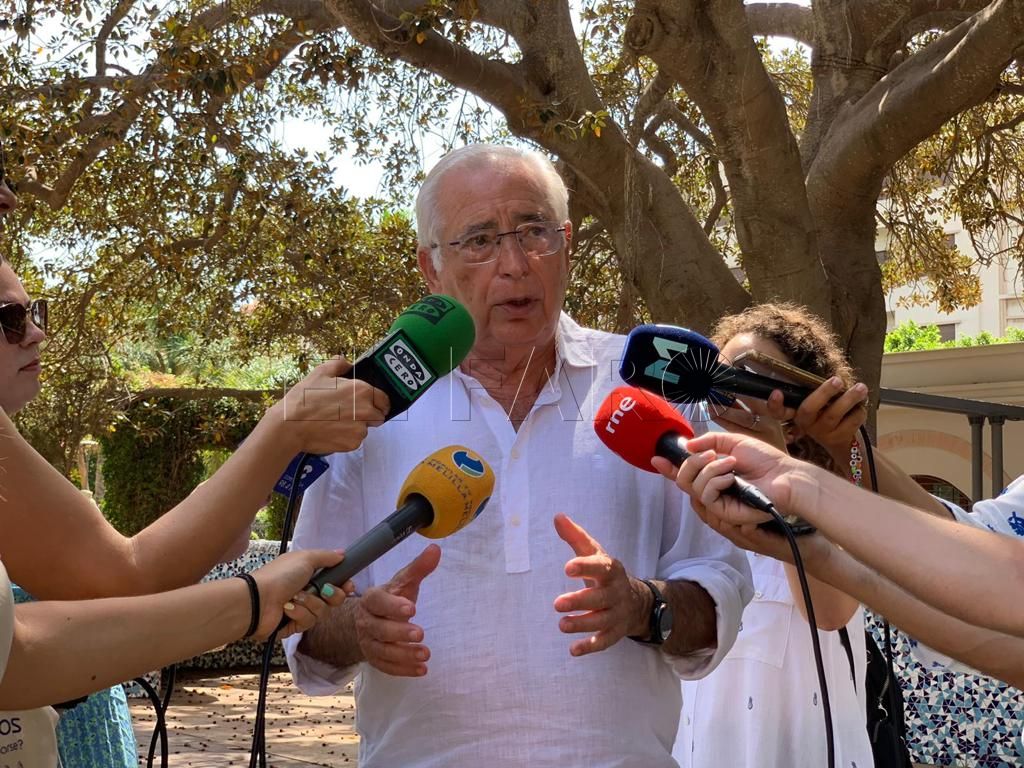 Imbroda insta a los Gobiernos central y local a que restituyan la aduana comercial