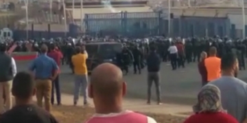 Personas de un pueblo cercano a Melilla viendo el salto a la valla el 24J. Foto: Captura de vídeo.