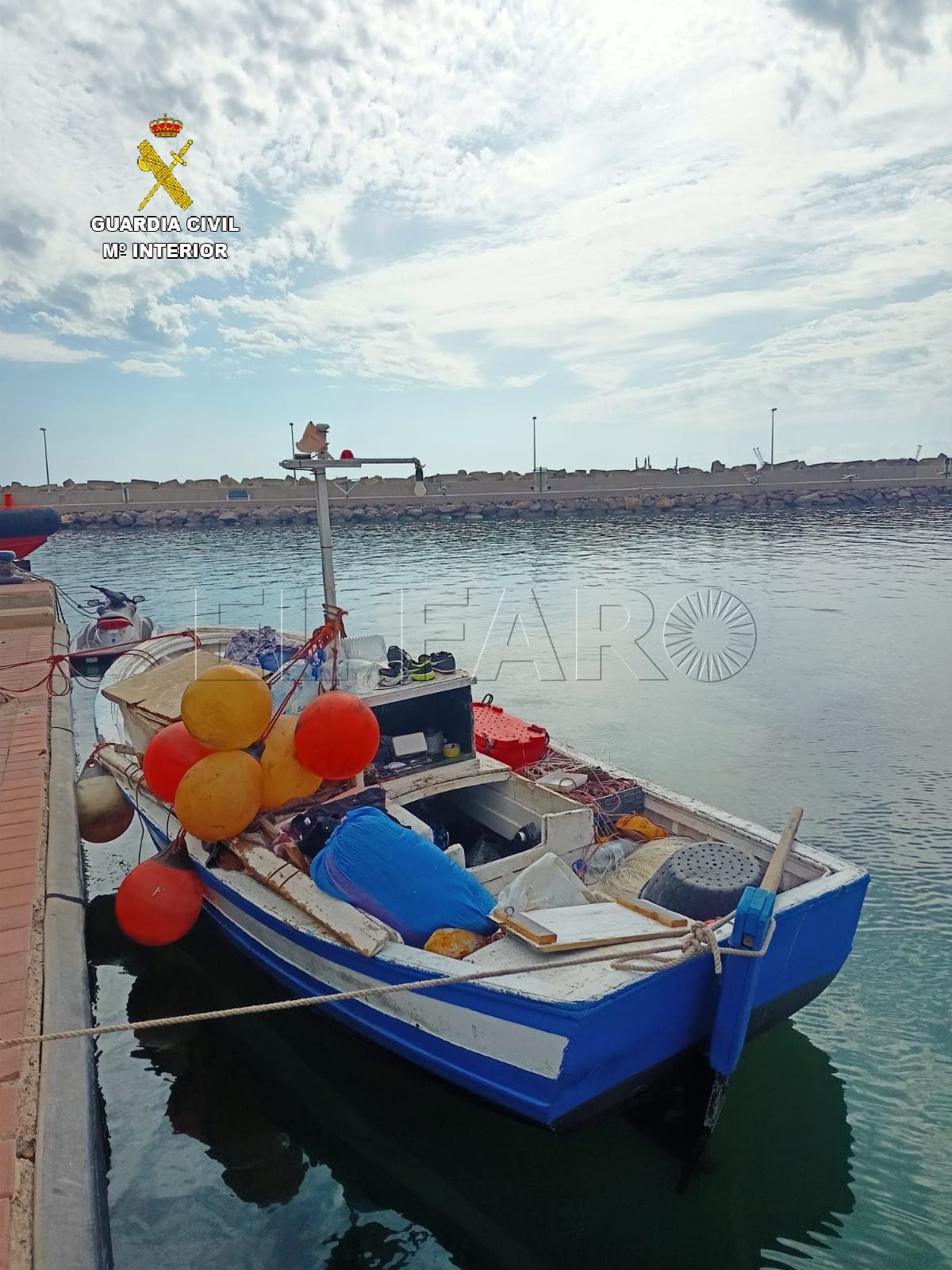 Una patera con 13 inmigrantes llega a la playa de Los Cárabos y 7 logran huir
