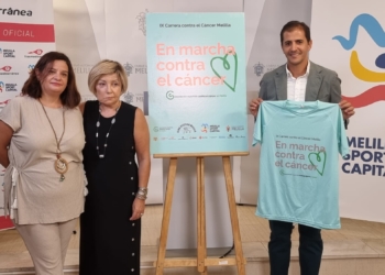 Rachid Bussian muestra la camiseta diseñada para esta carrera, acompañado de Inmaculada Ruiz, presidenta del Club At. Melilla y de Ana Rodríguez, presidenta de la Junta Provincial de la AECC.