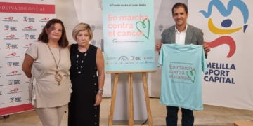 Rachid Bussian muestra la camiseta diseñada para esta carrera, acompañado de Inmaculada Ruiz, presidenta del Club At. Melilla y de Ana Rodríguez, presidenta de la Junta Provincial de la AECC.
