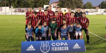 Imagen del equipo titular que saltó en la noche de ayer al terreno de juego del CF Trujillo.
