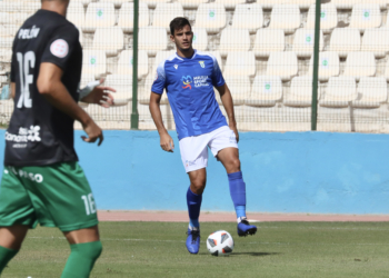 Fran Serrano en acción durante el encuentro disputado el pasado domingo frente al Atlético Paso, conjunto que debutaba en la categoría.