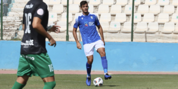 Fran Serrano en acción durante el encuentro disputado el pasado domingo frente al Atlético Paso, conjunto que debutaba en la categoría.