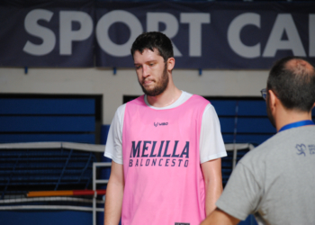 Alex Thompson ya entrenaba en el día de ayer a las órdenes de Óscar Lata.