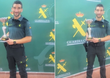 El agente de la Benemérita, Jesús Mosquera Piñeiro, posa con el trofeo de vencedor de la prueba.