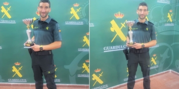 El agente de la Benemérita, Jesús Mosquera Piñeiro, posa con el trofeo de vencedor de la prueba.